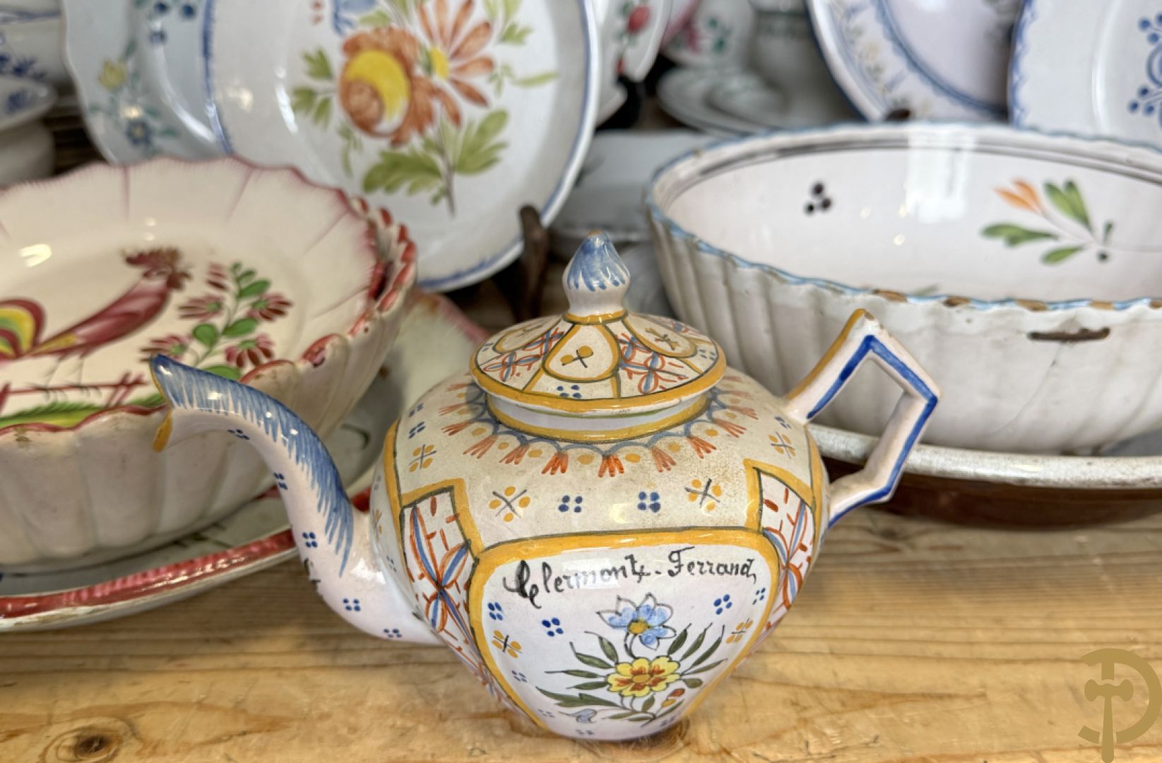 Franse meerkleurige keramieken borden met bloemendecor w.o. Strassbourg + delen van faience servies Grand Boucquet Boch