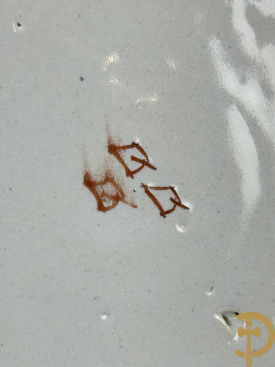 Paar Delftse meerkleurige pauwenstaartbordjes, achteraan gemerkt