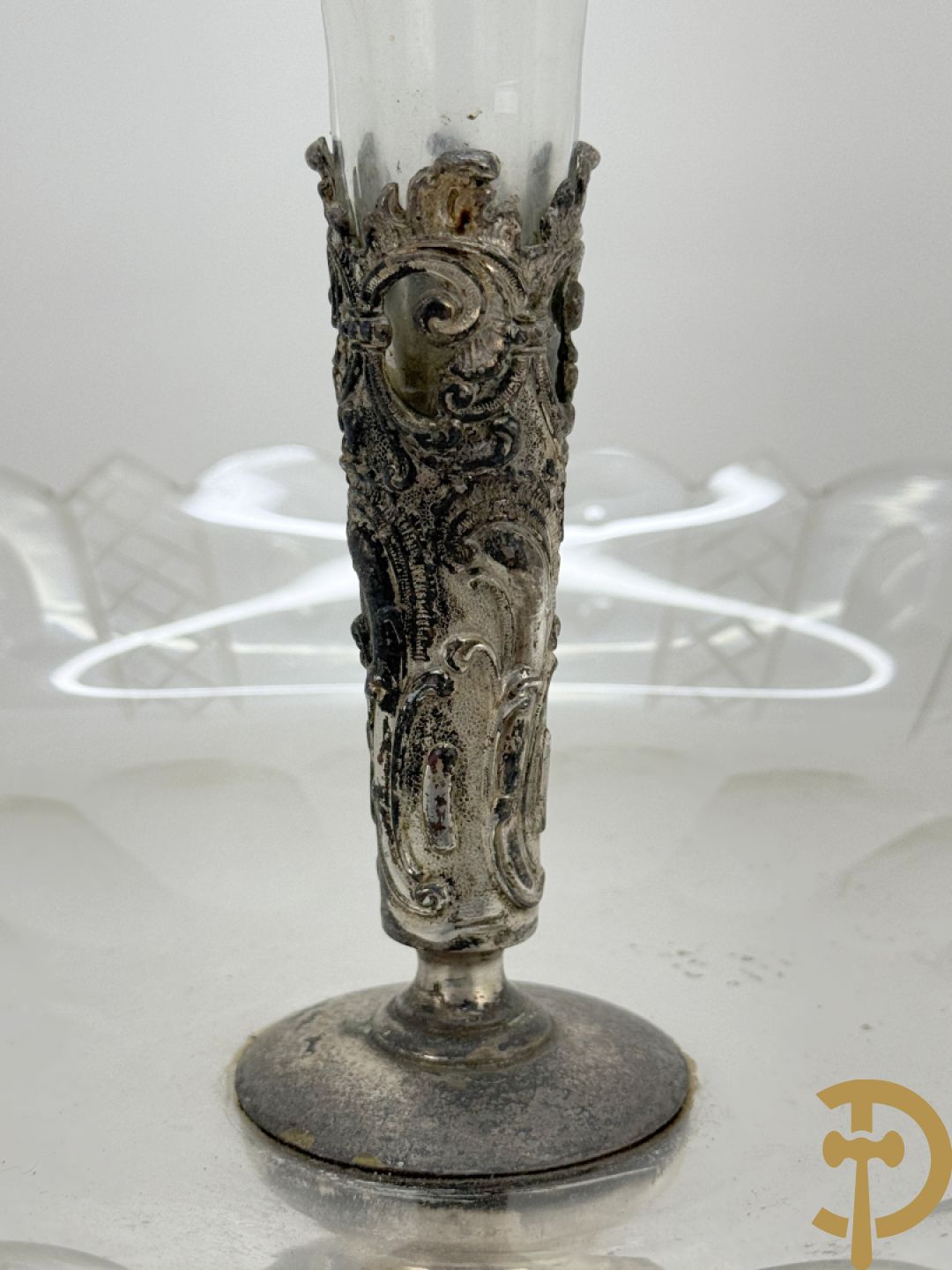 Verzilverde pique fleur met coupe en Neo Renaissance motieven