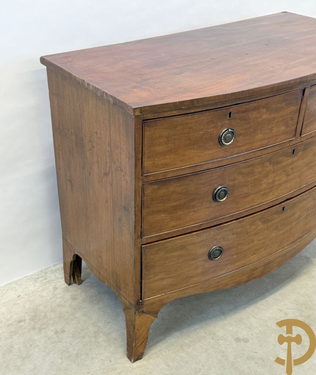 Engelse gebogen mahoniehouten vierladencommode