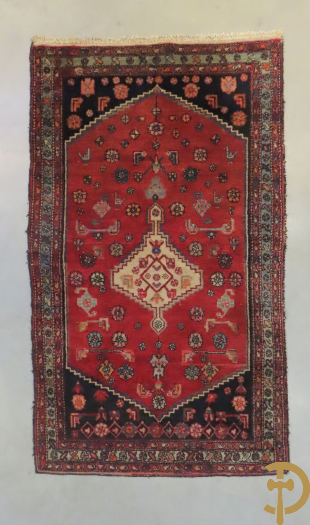 Oosterse handgeknoopt tapijt met geometrische motieven op blauwe fond Malayer + Oosters handgeknoopt tapijt met bloemenpatronen rode fond Kashkay