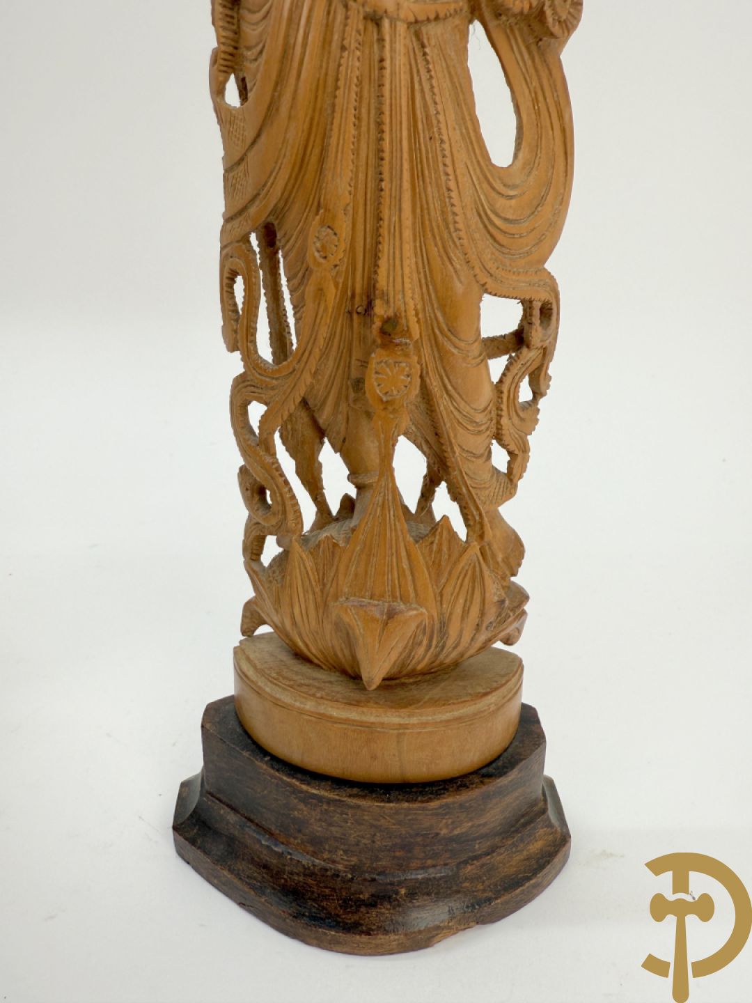 Tien houtgesculpteerde boedhistische figuren waarvan enkele verguld