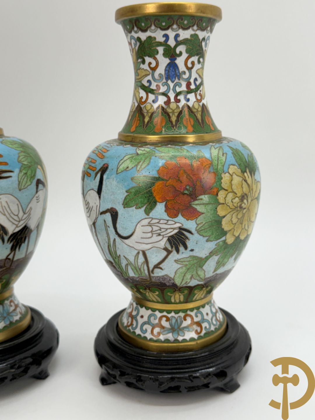 Paar ballustervormige cloisonévazen met decor van vogels en bloemen - op houten sokkel + paar kleine cloisonévazen met vogel en bloemendecor - op houten sokkel