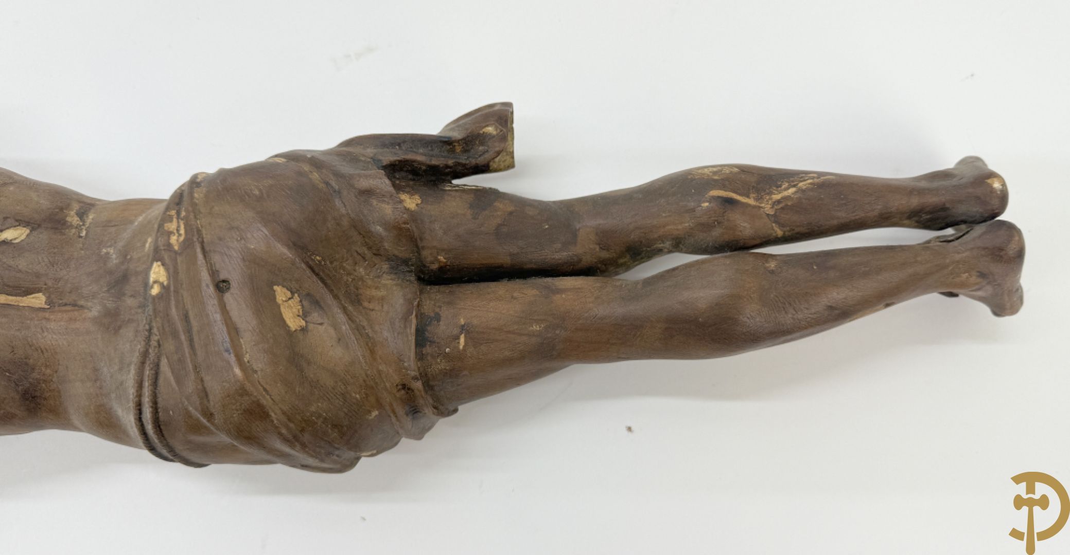 Twee houtgesculpteerde en gepolychromeerde corpussen