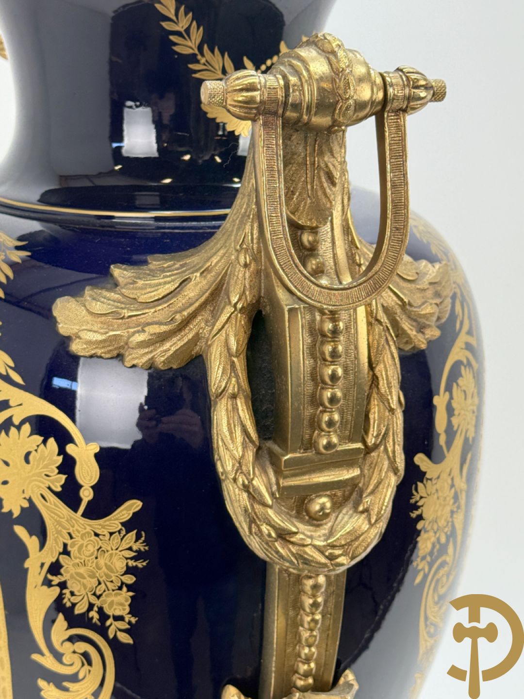 Vuurvergulde bronzen amfoorvaas met basrelief van dame en bezet met cupido