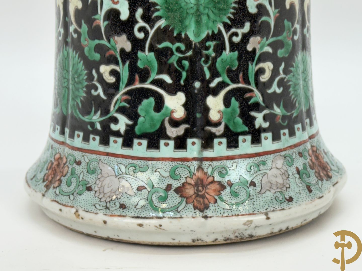 Antieke Chinese Gu vaas met geschenkendecor op zwarte fond