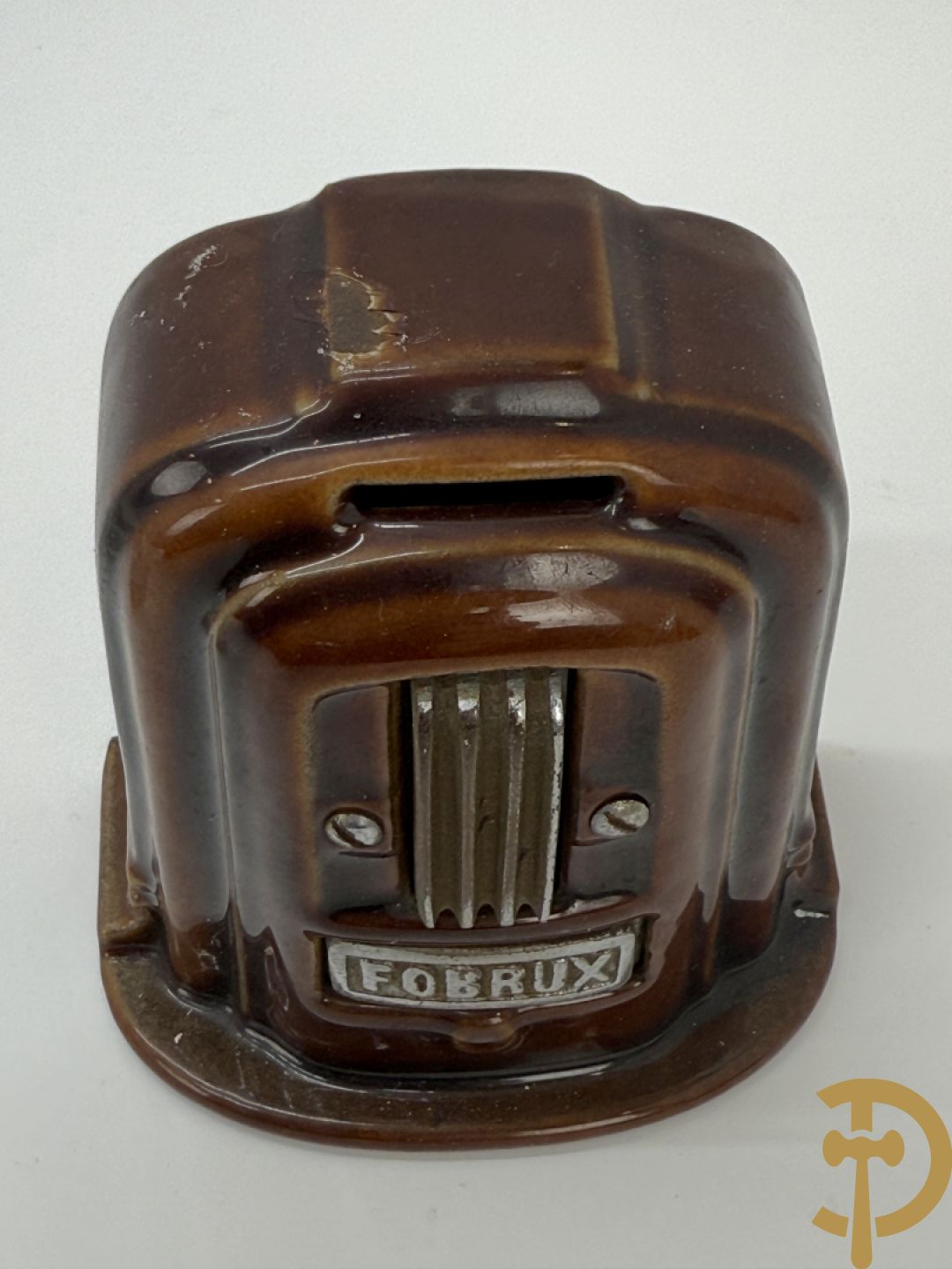 Gietijzeren Engelse hond + spaarpotten van gietijzeren varken, gipsen hond en gietijzeren kachel + verzamelobjecten Sphinx en Selles + koperen waterkraan