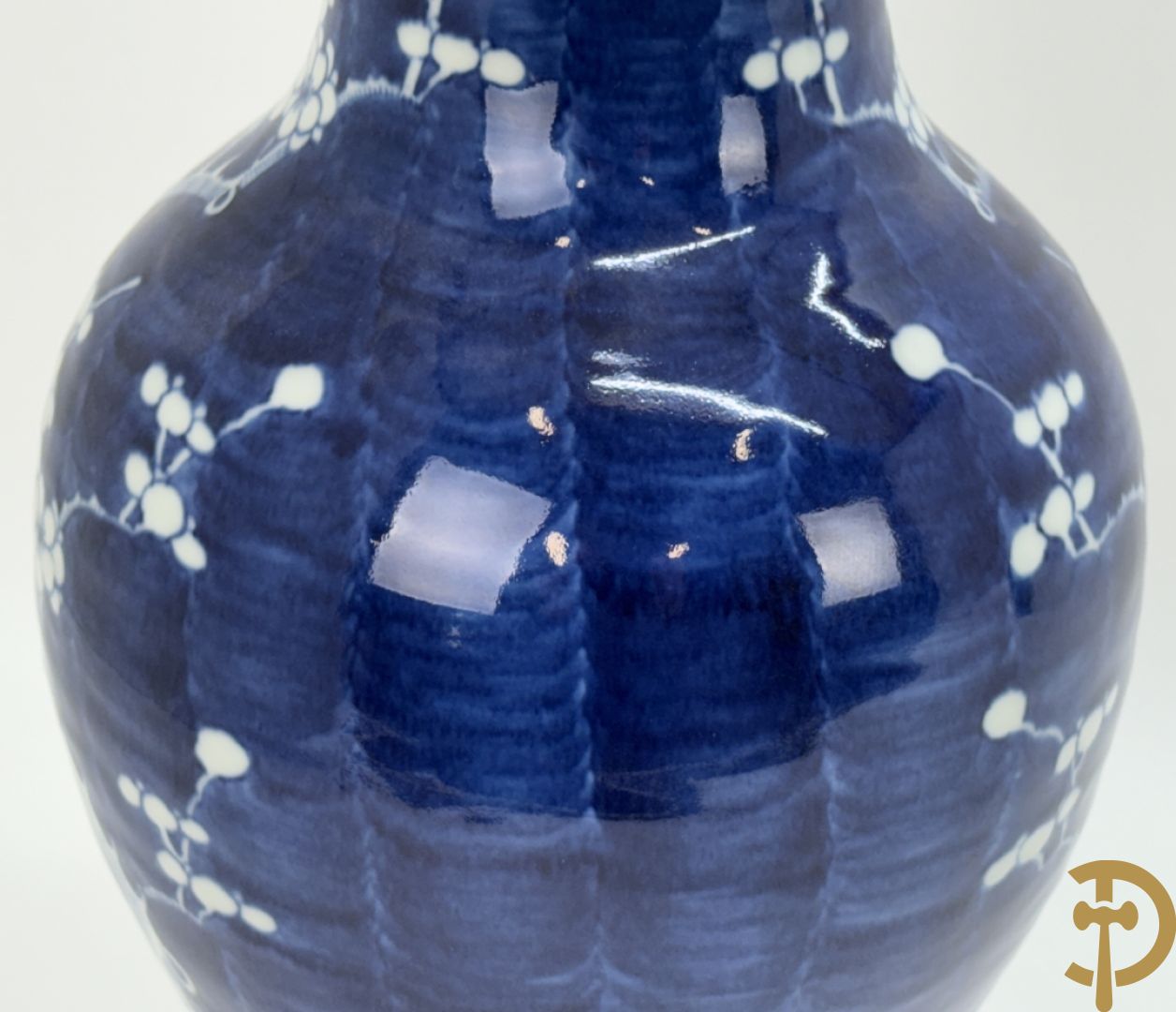 Chinese porseleinen blauw/wit vaas met decor van bloemen op tak