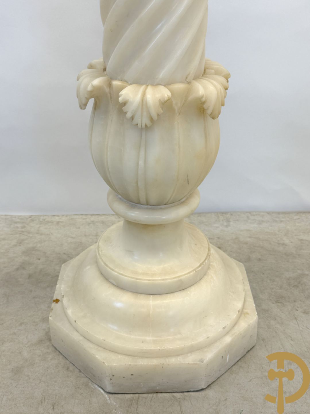 Getorste albast zuil met accanthusranken met draaibare plateau op achthoekige basis