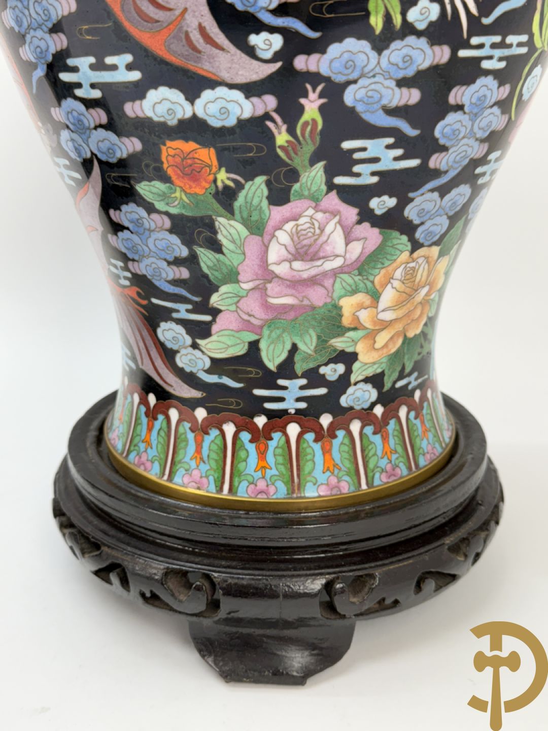 Paar cloisonévazen met bloemen en vogeldecor op zwarte fond - op houten sokkel