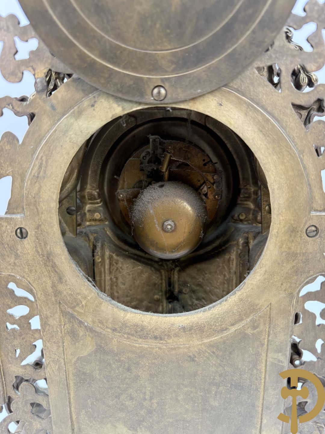 Driedelige koperen garnituur, klok geflankeerd door paar vijfarmige kandelaars