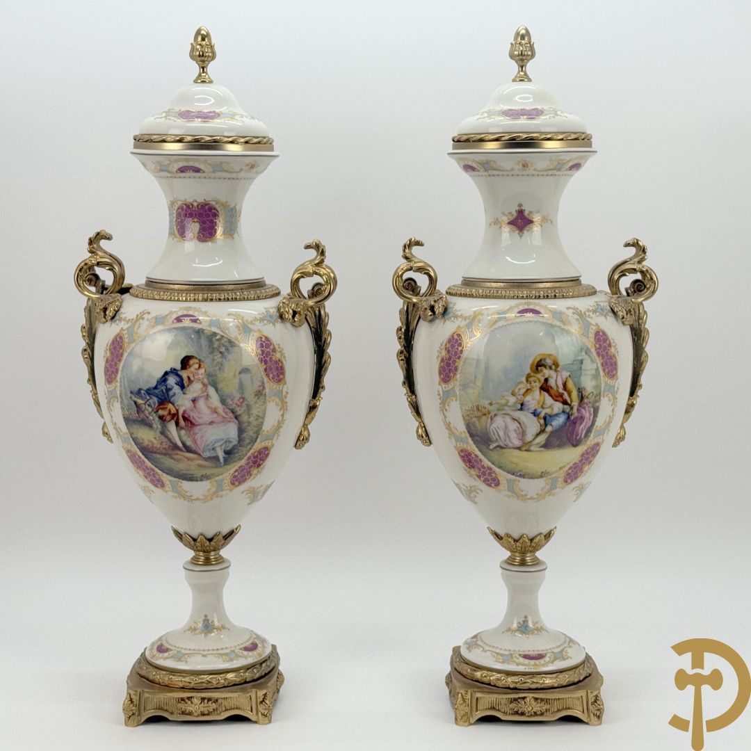 Paar porseleinen Sèvres stijl dekselpotiches met dubbel bedrukt romantisch decor en bezet met bronzen ornamenten