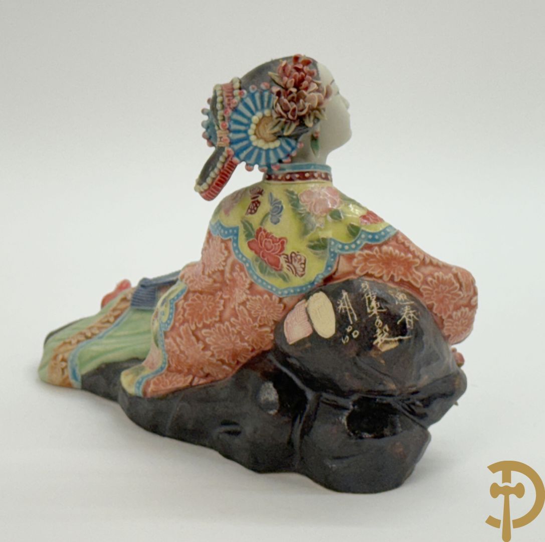 Japanse porseleinen liggende dame met waaier