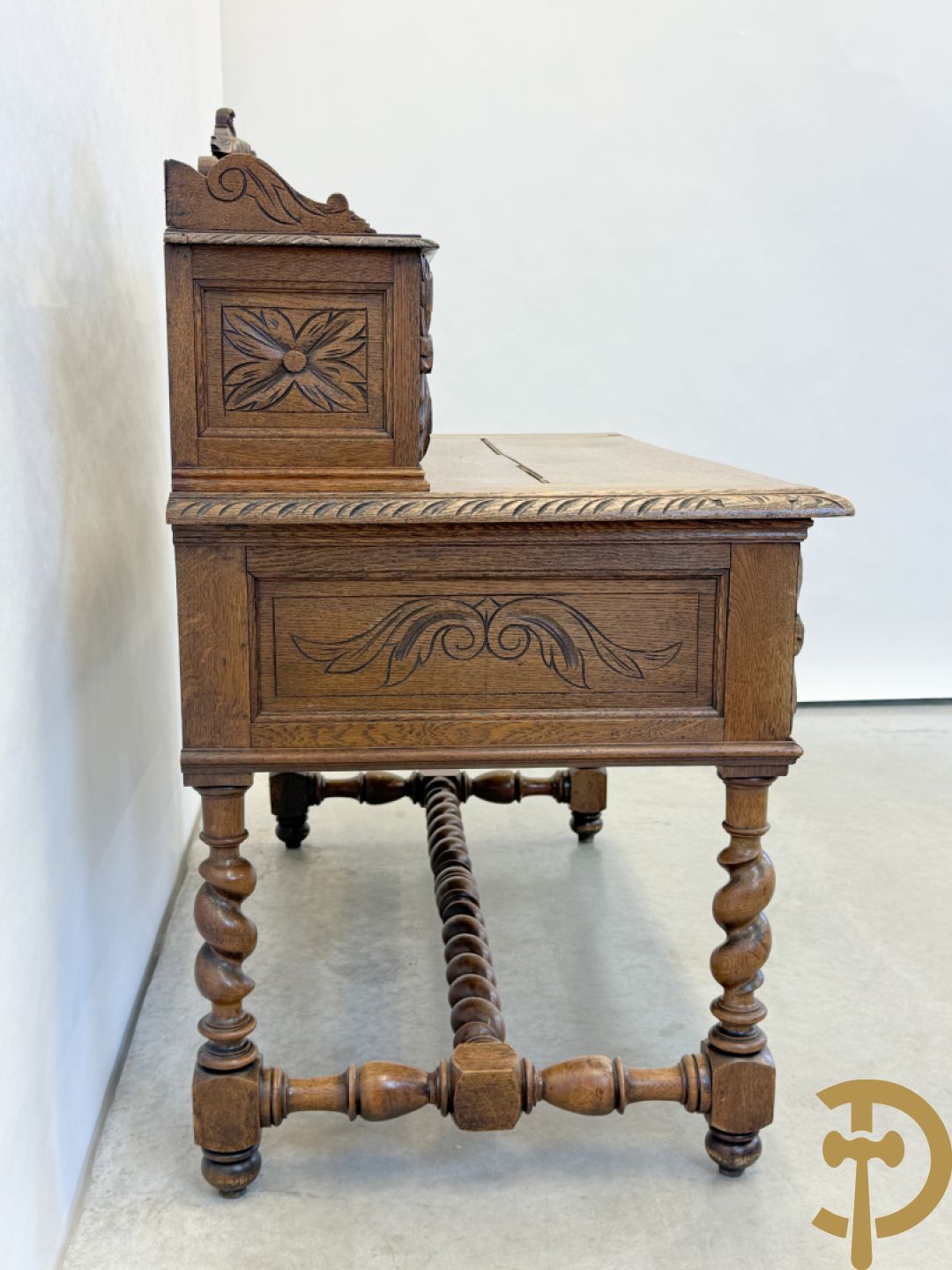 Massief eiken Frans bureel met lades op getorste poten met opstand, 19e