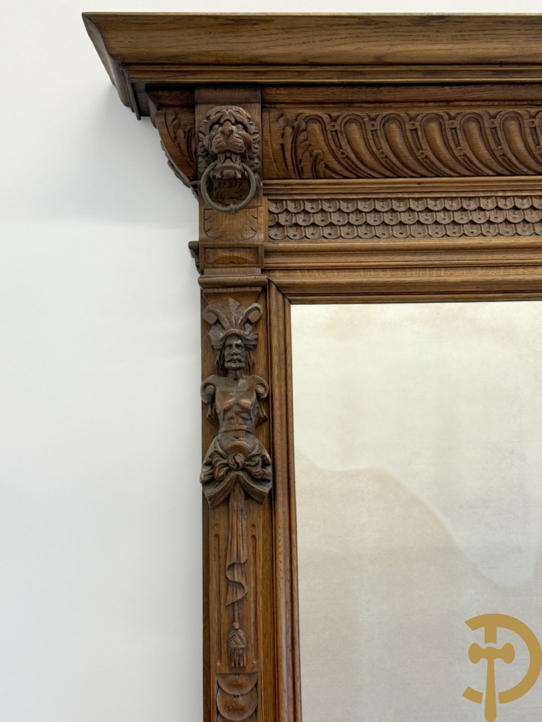 Massief eiken spiegel met knorrenlijst, hermen en Neo Renaissance sculptuur