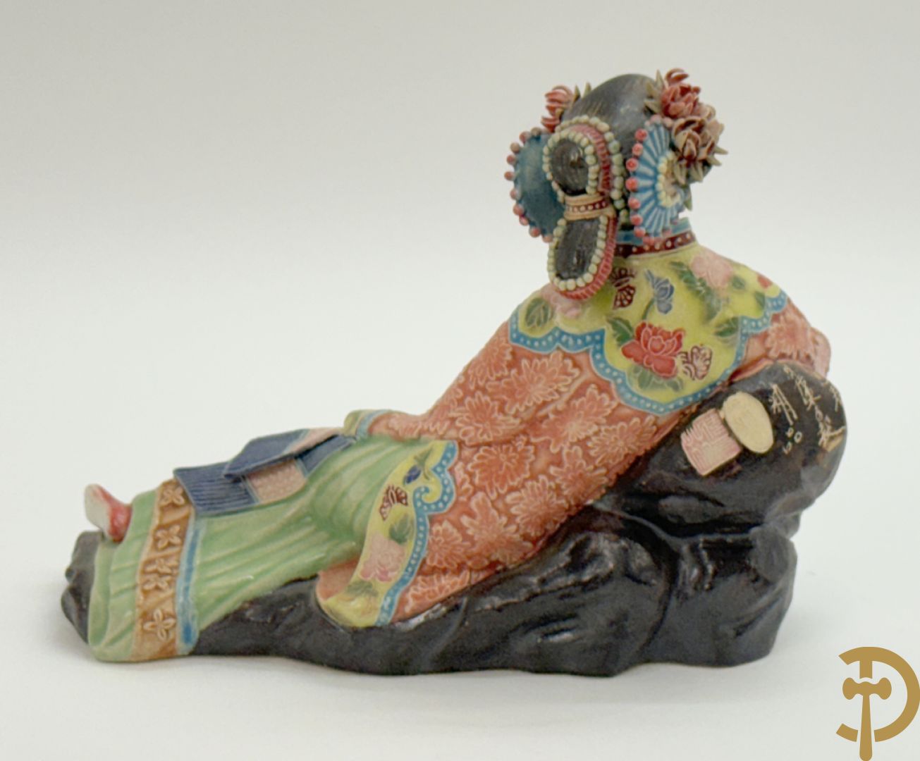 Japanse porseleinen liggende dame met waaier