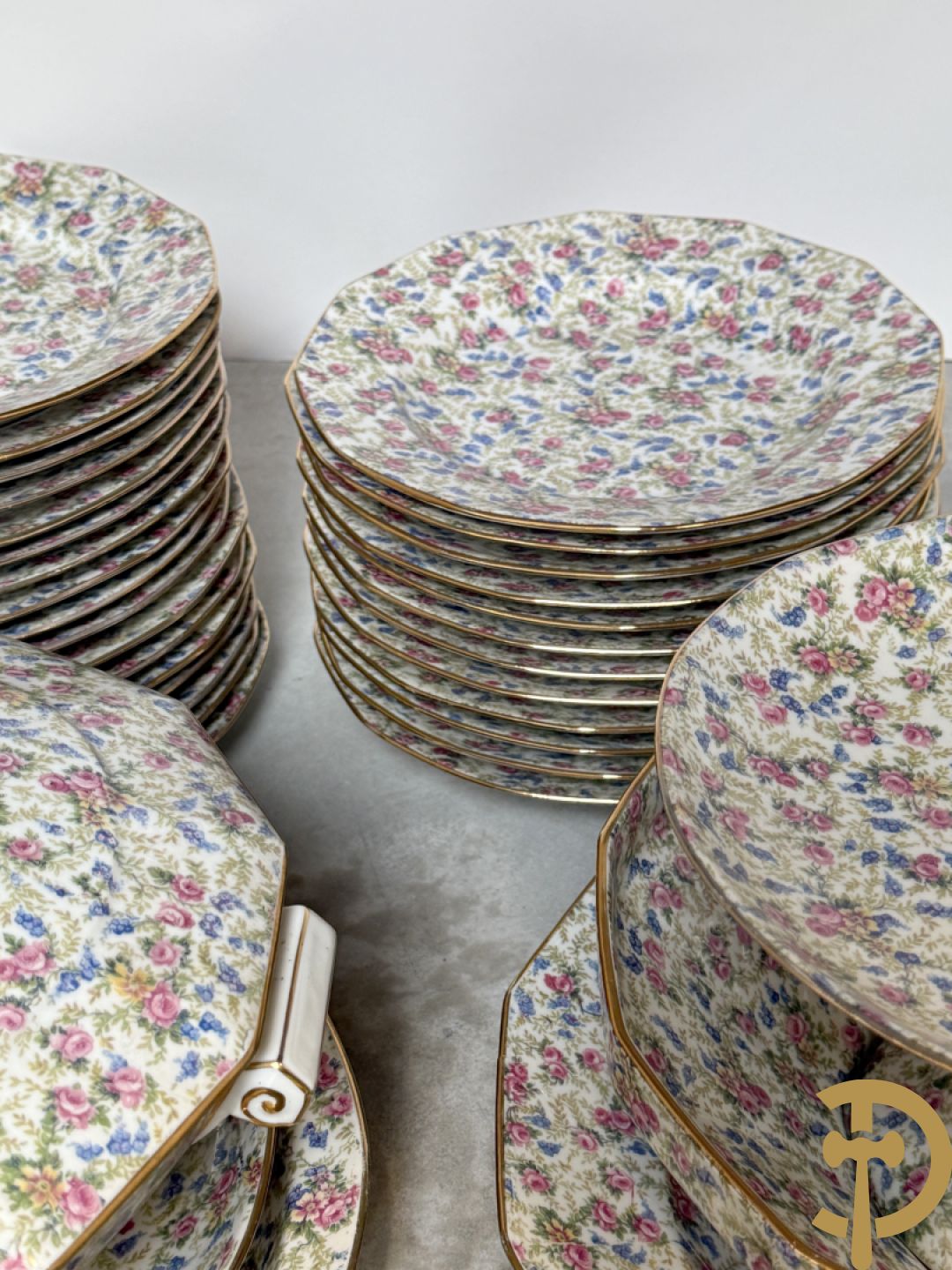 Uitgebreid zeer decoratief porseleinen eet- en koffieservies met bloemendecor, Limoges France