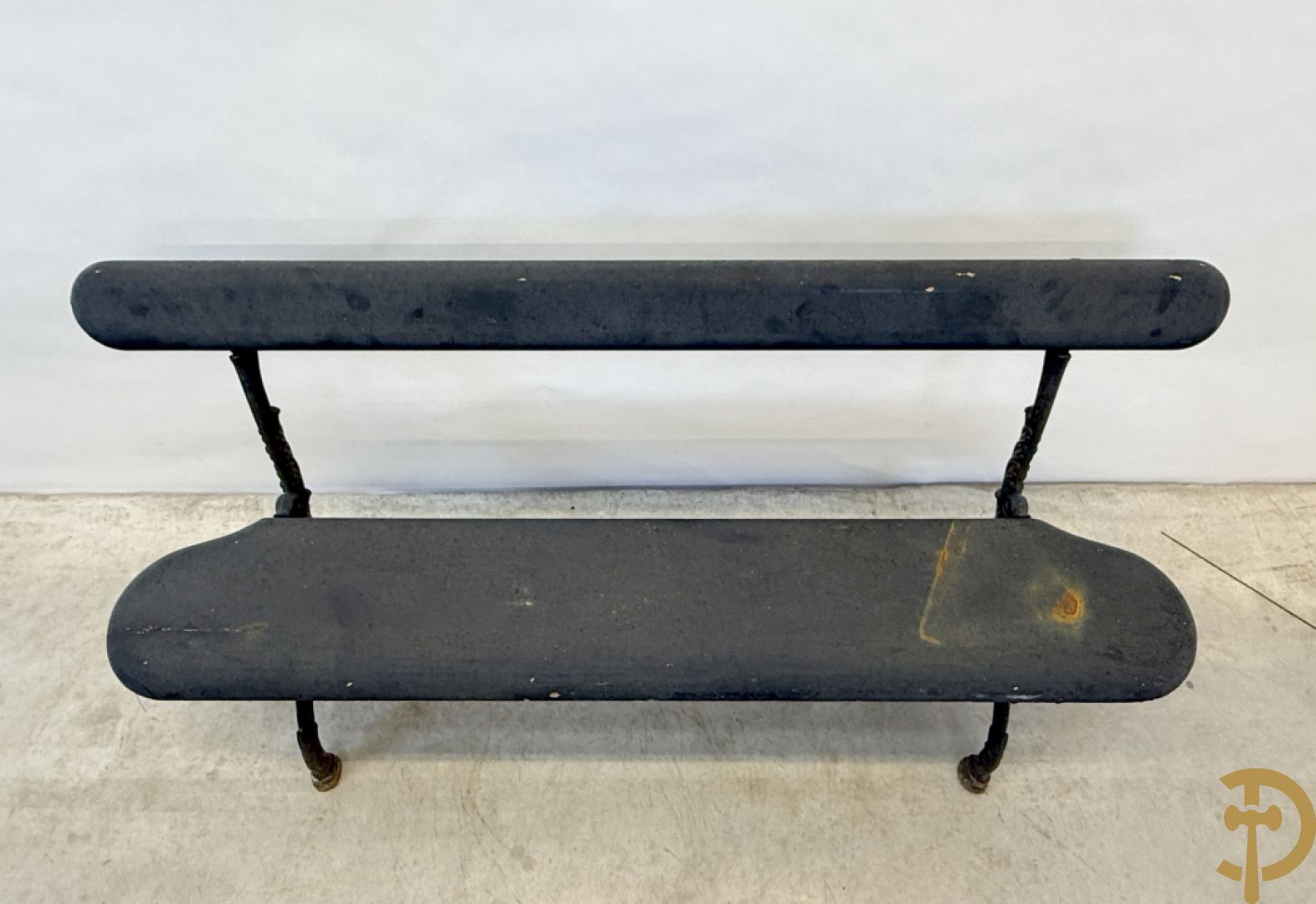 Tuinbank met houten beschilderde zitting en rugleuning op metalen chassis