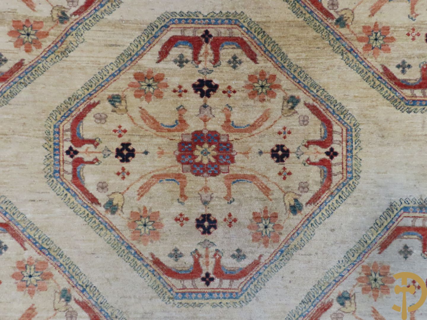 Oosters handgeknoopt tapijt met bloemen- en vogelmotieven op beige fond