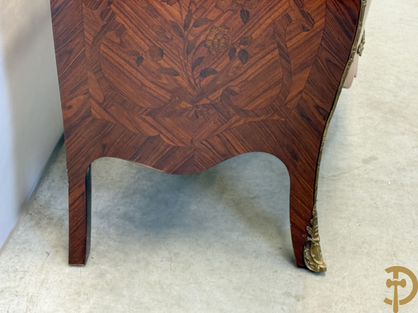Notelaren gegalbeerde drieladencommode met bloemenmarquetterie en bezet met bronzen ornamenten, bovenaan met marmeren blad