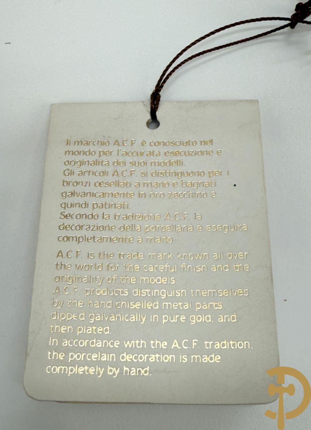 Paar porseleinen Sèvres stijl dekselpotiches met dubbel bedrukt romantisch decor en bezet met bronzen ornamenten