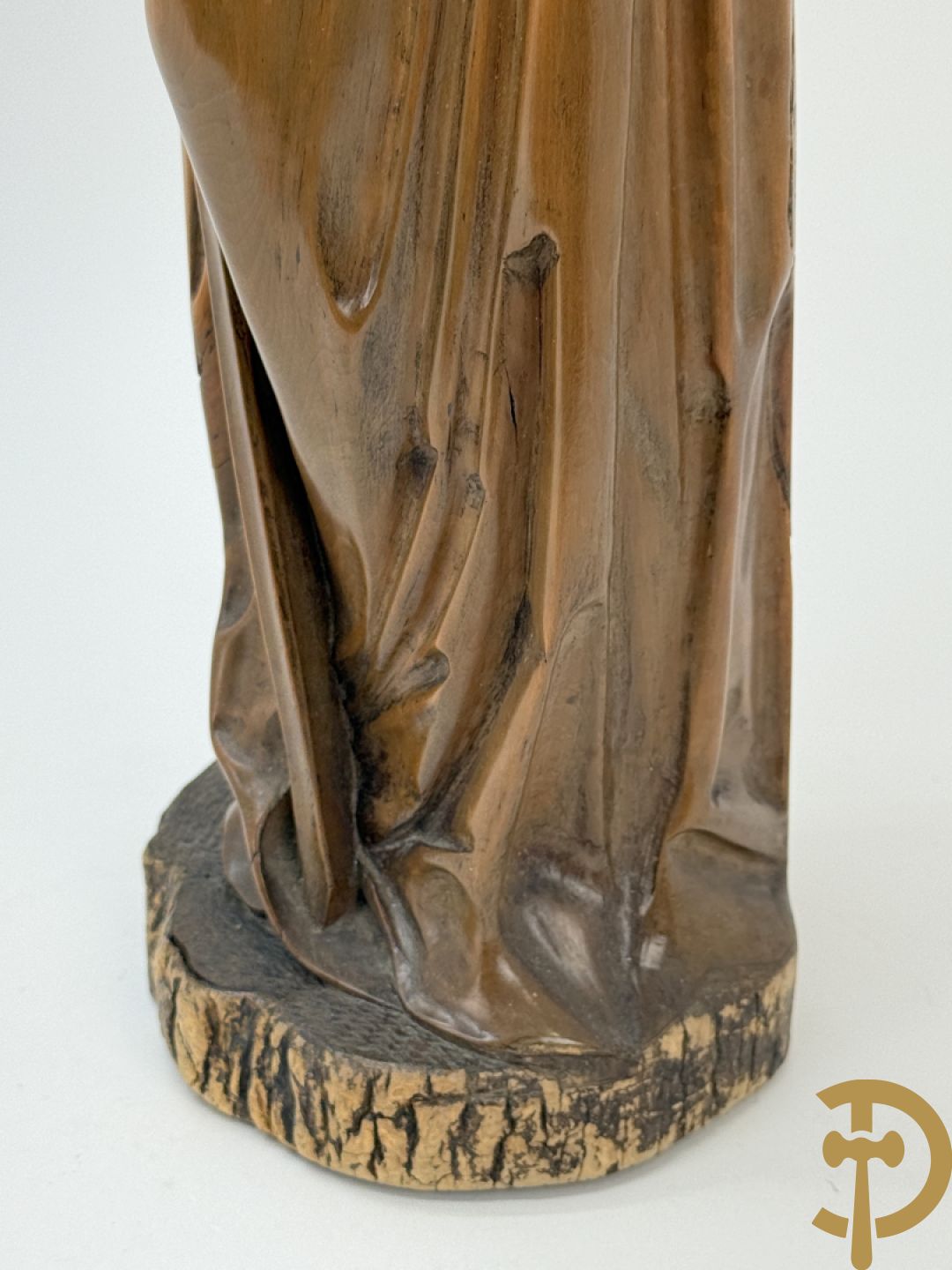 Houtsculptuur van evangelist met zwaard