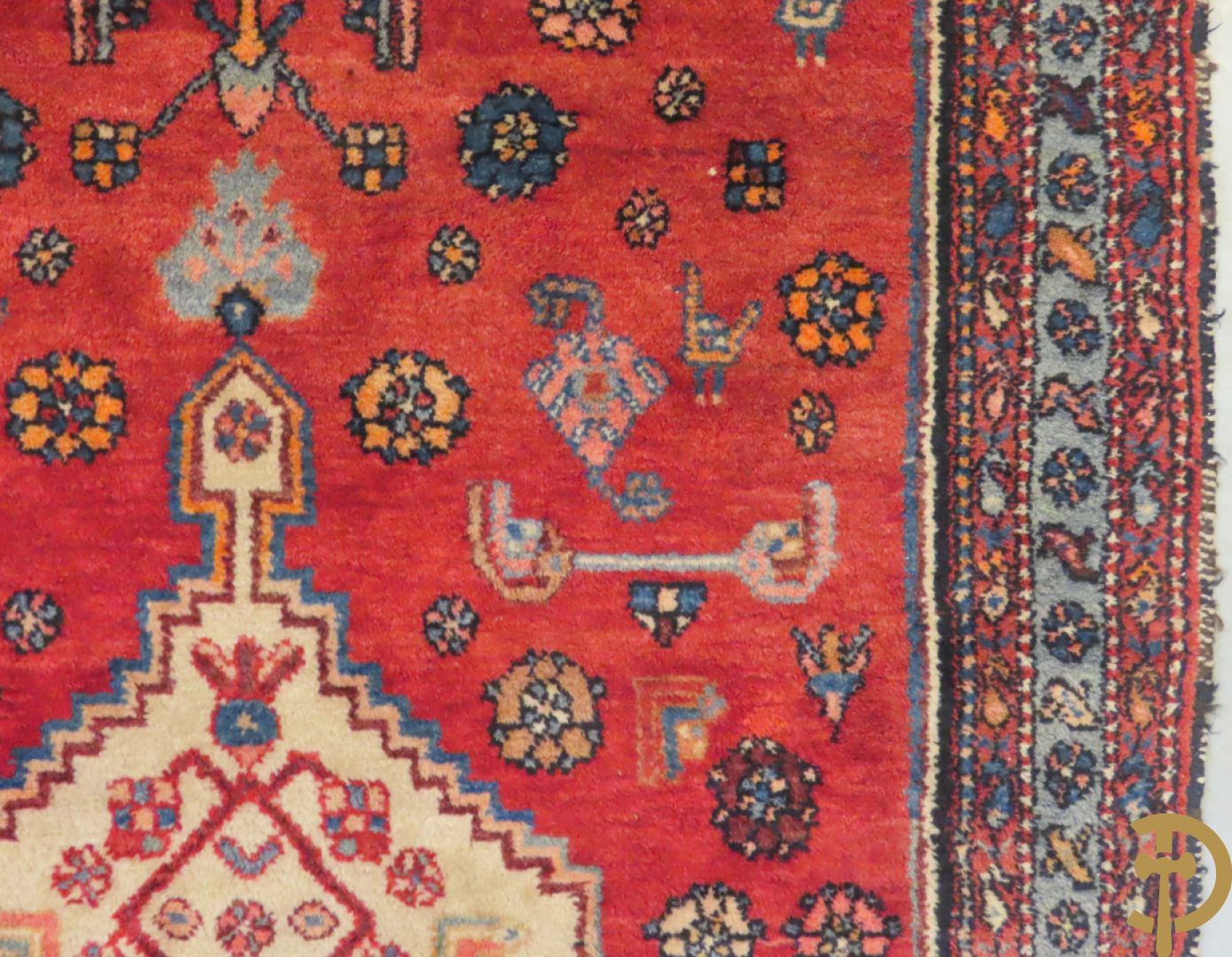 Oosterse handgeknoopt tapijt met geometrische motieven op blauwe fond Malayer + Oosters handgeknoopt tapijt met bloemenpatronen rode fond Kashkay