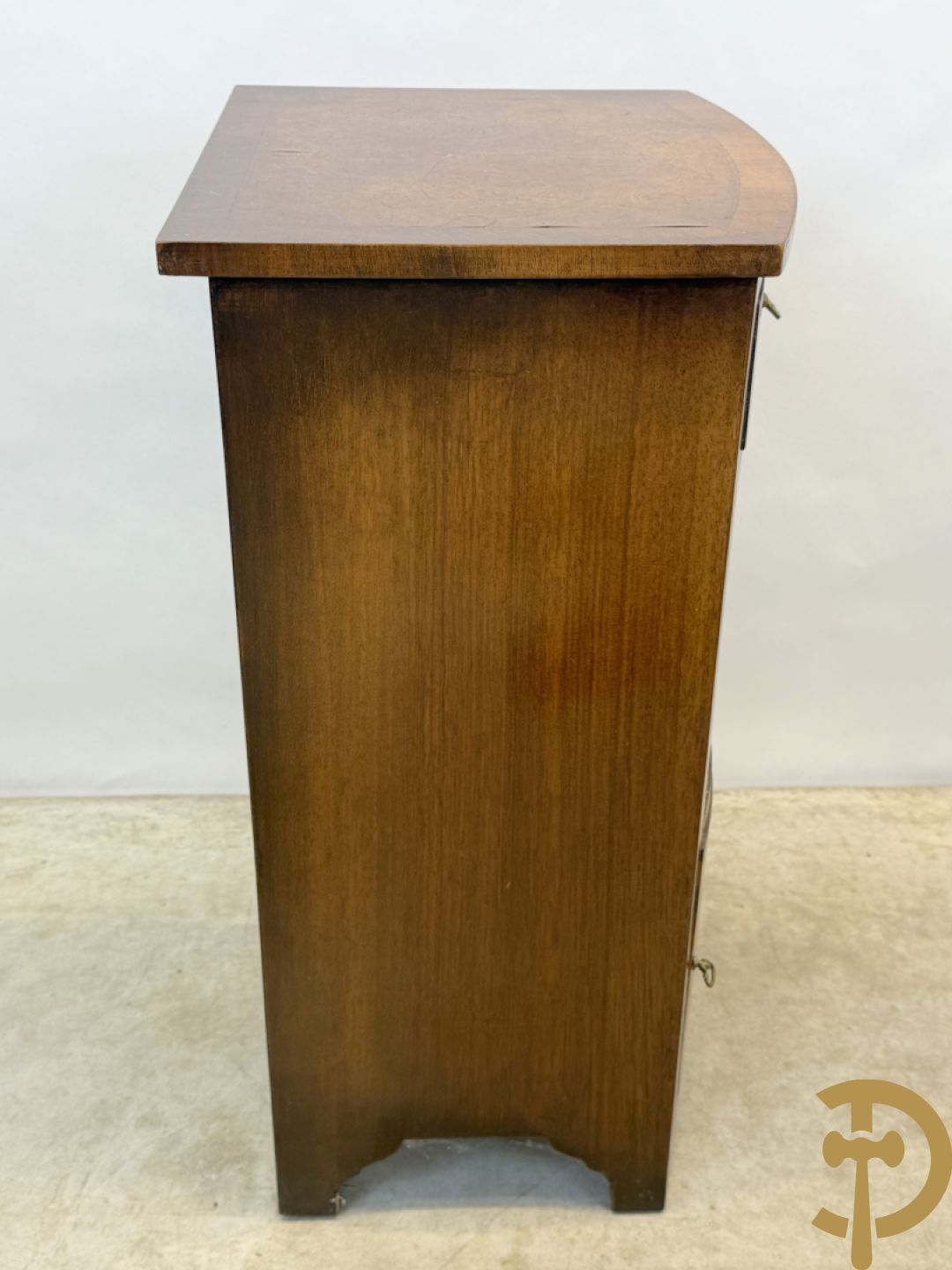 2 Engelse wortelnotehouten nachttafels met koperen trekkers