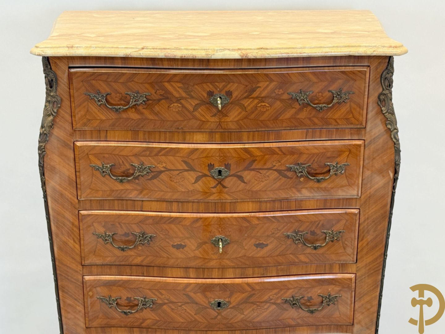 Notelaren zevenladenkast met bloemenmarquetterie en bronzen ornamenten, bovenaan met marmeren blad