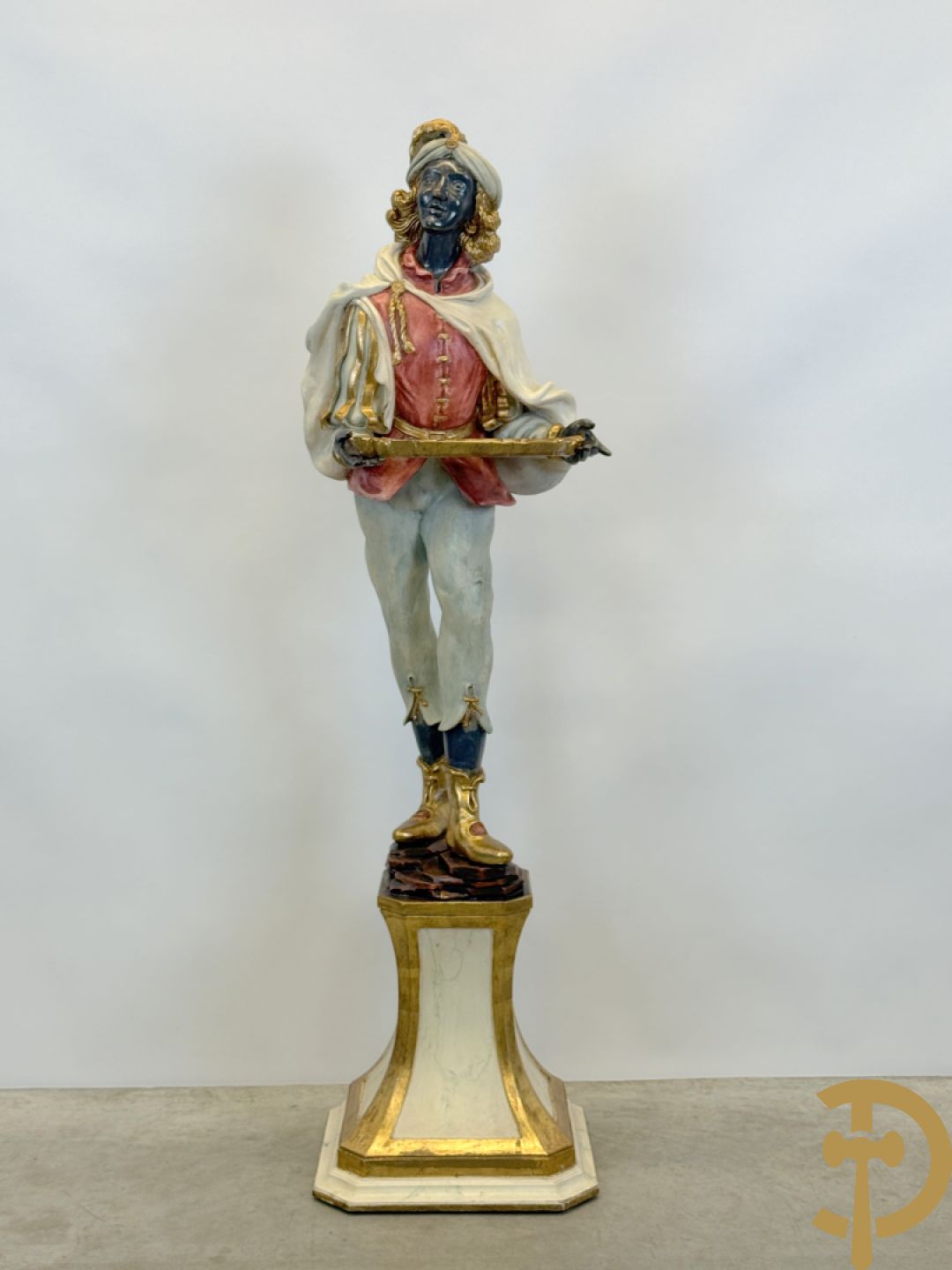 Gepolychromeerde staande moor in Victoriaanse kledij, met opdienschaal, op sokkel - Italiaans