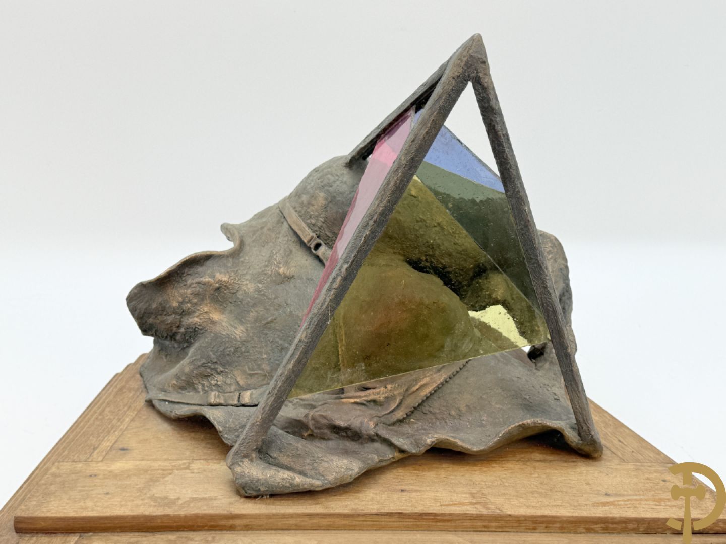 LAMPENS Mark - L.M. gemonogrammeerd Surrealistisch beeld van een damesbuste onder piramide