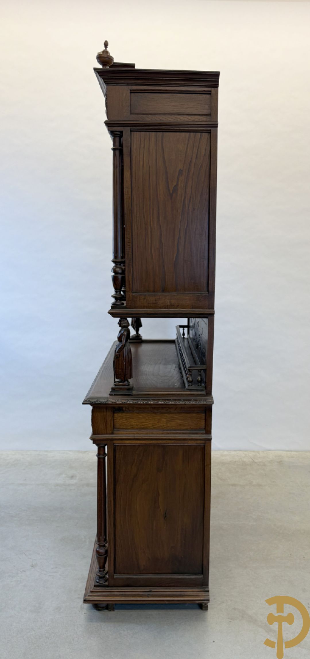 Massief eiken Bretoense eetkamer bestaande uit buffet met 3 deuren boven, 2 deuren onder, lades midden en gesculpteerde geanimeerde scènes + desserte + uittrekbare tafel + 6 stoelen + extra allonge