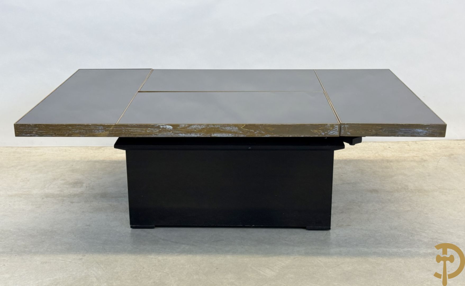 Vintage zwarte salontafel Belgo Chrom met koperomranding en open schuifbare middenpartij - centraal met bar