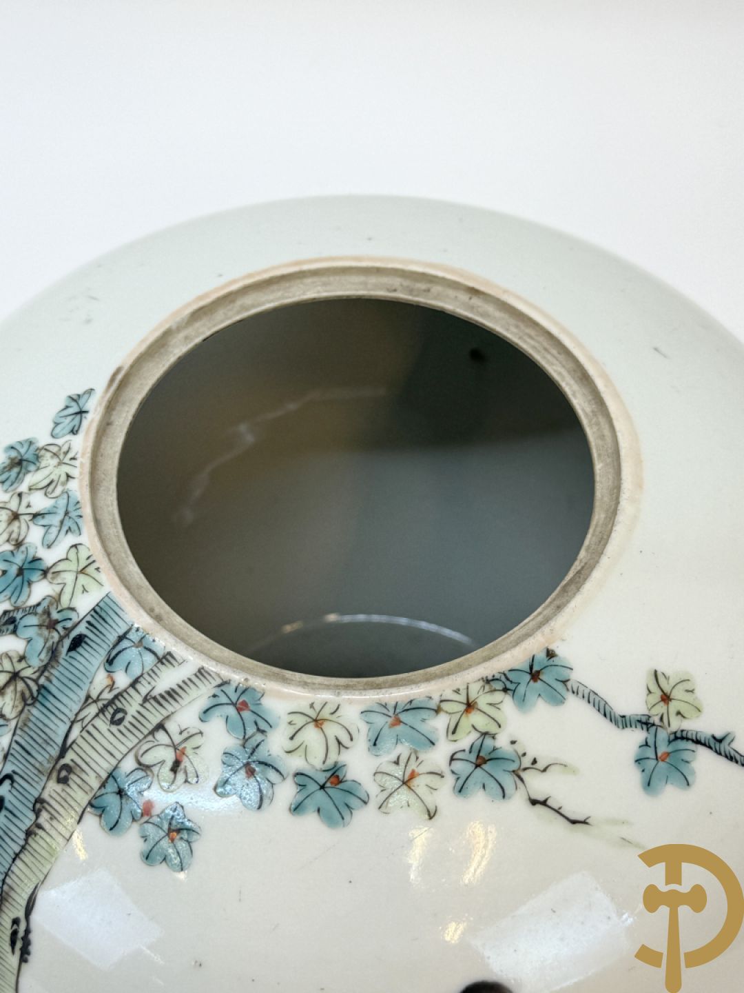 Chinese porseleinen vaas met decor van fo honden + Dekselpotiche in Chinees porselein met geanimeerd decor van dames in landschap