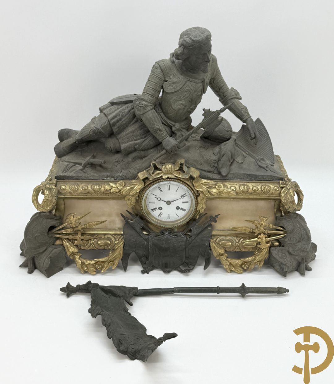 Zamak schouwstuk klok met ridder en Louis XVI motieven bezet