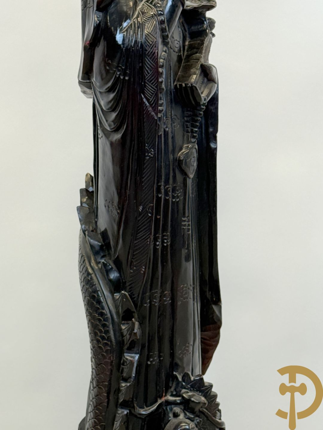 Aziatische houtsculptuur van Guanying met lotusbloem en drakenfiguur aan de voet