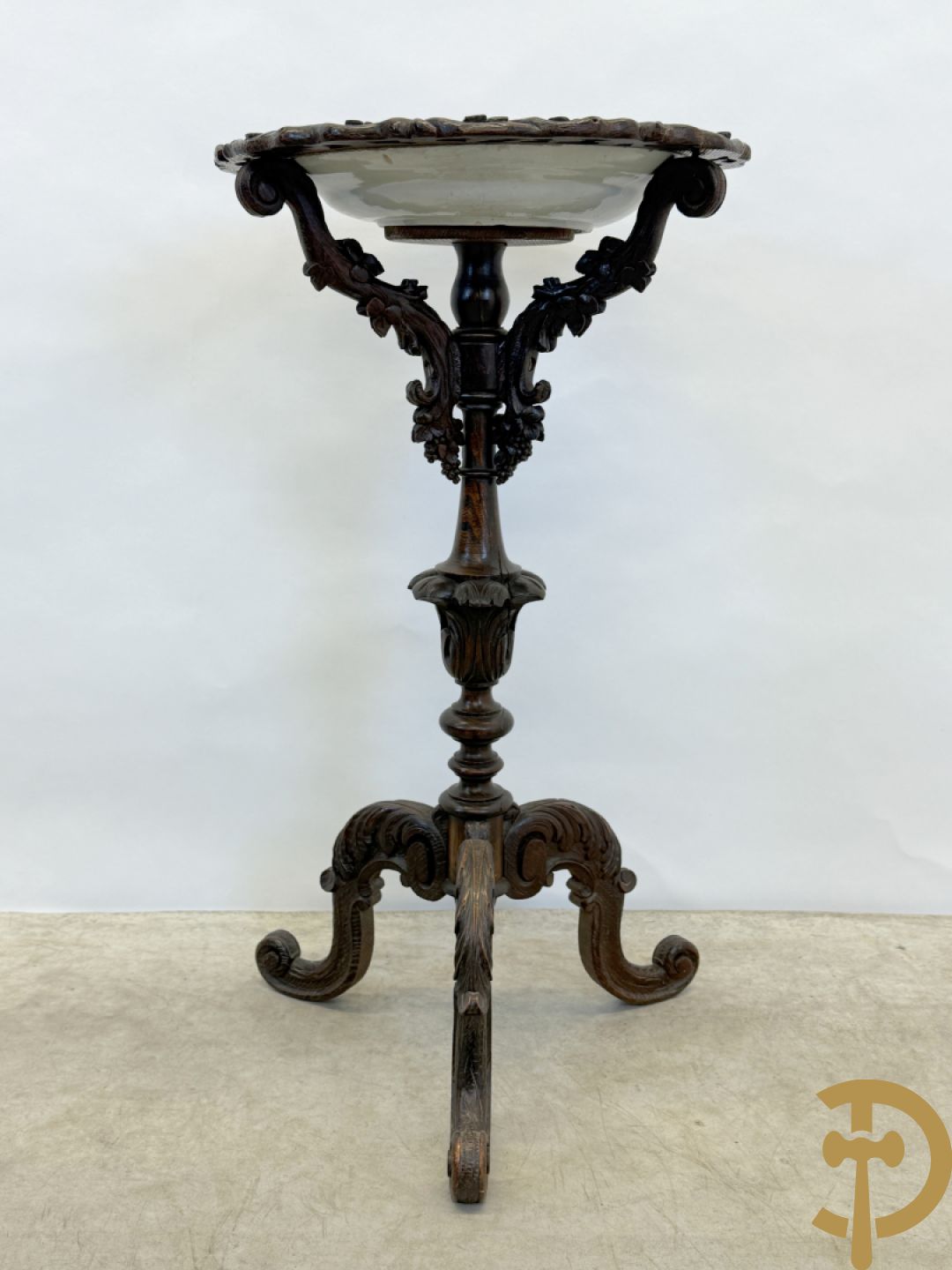 Neo Renaissance staander op driepikkel met bladranken gesculpteerd, binnenin met Delfts bord