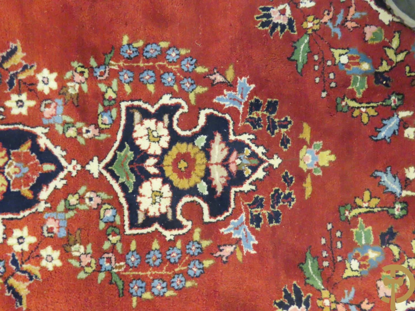 Oosters handgeknoopt tapijt met centraal medaillon en bloemenmotieven op rode fond, Tabriz