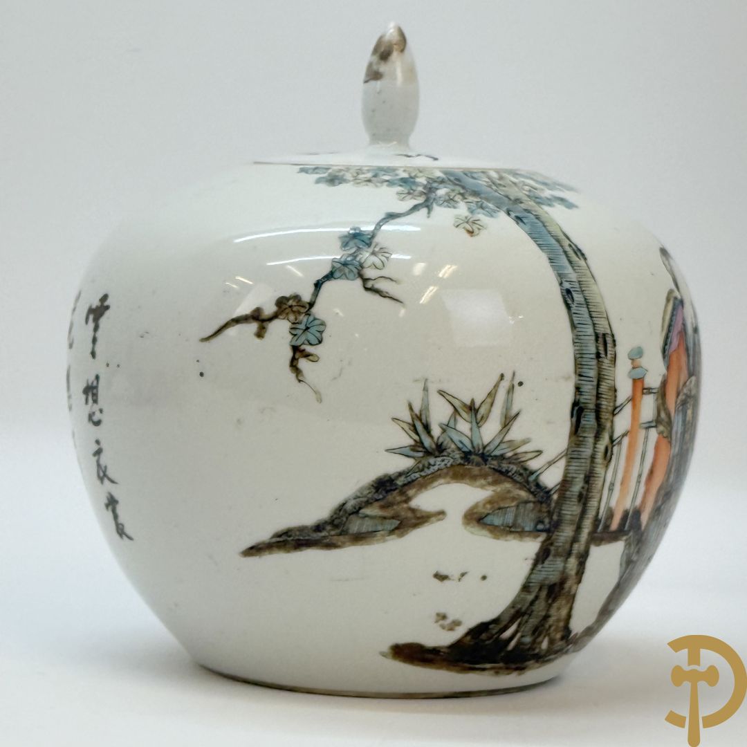 Chinese porseleinen vaas met decor van fo honden + Dekselpotiche in Chinees porselein met geanimeerd decor van dames in landschap