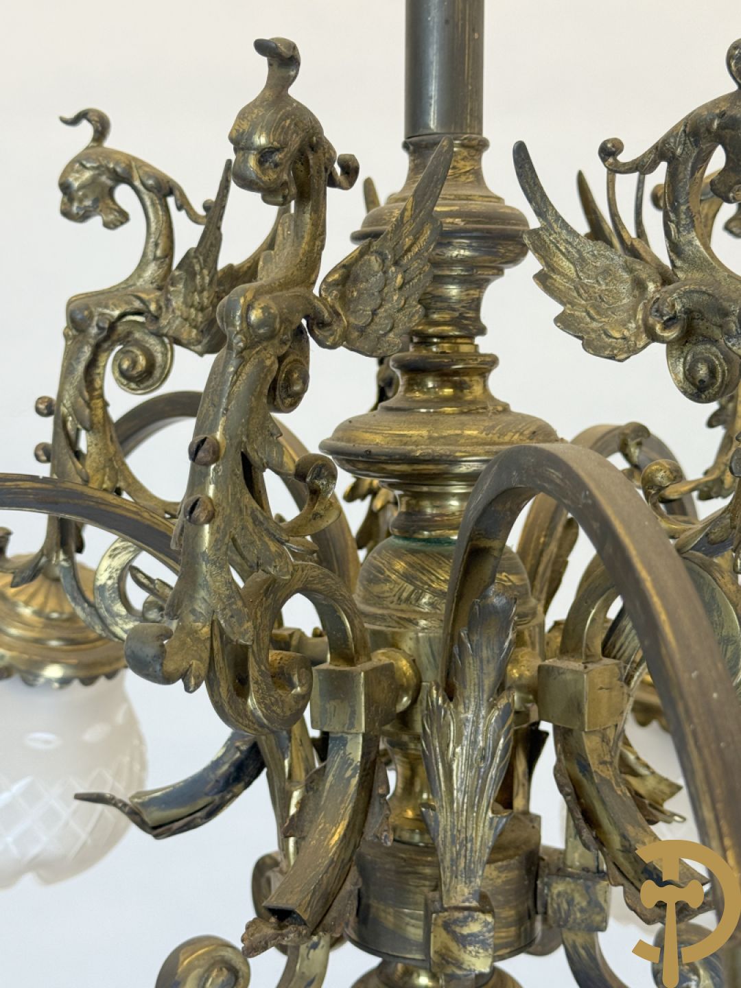 Bronzen vijfarmige luchter met griffioenen