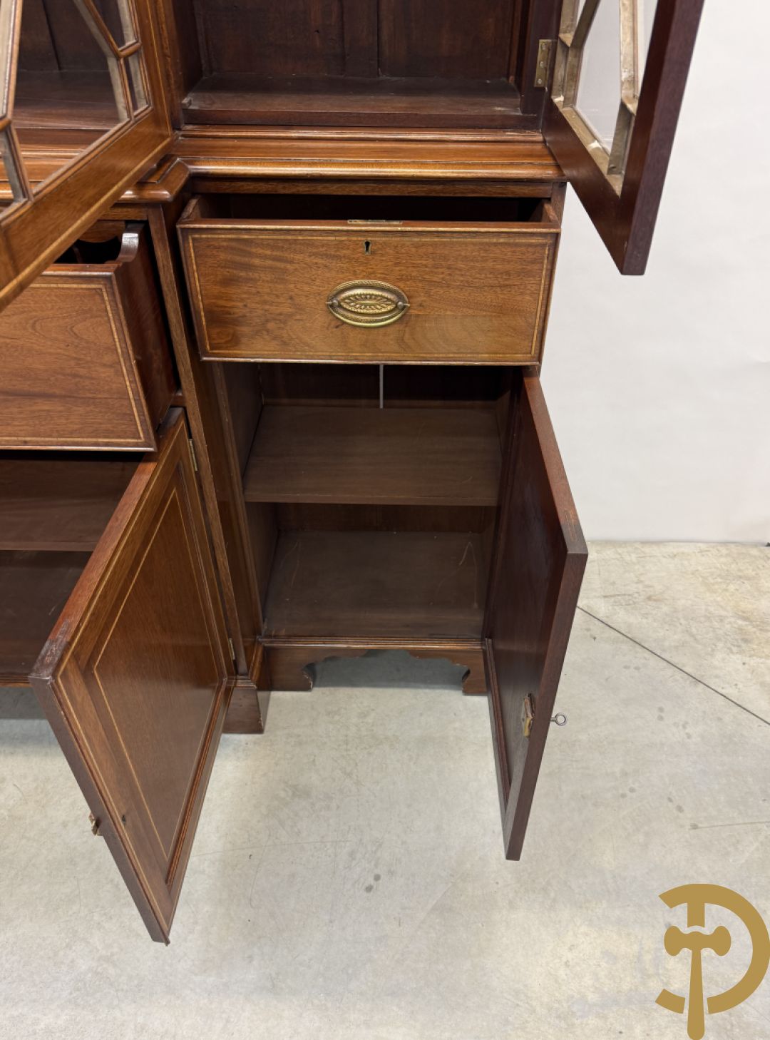 Notelaren Engelse stijl breakfront met ingebouwde secretaire, bovenaan met vitrine en decor van amfoorvazen op de deuren