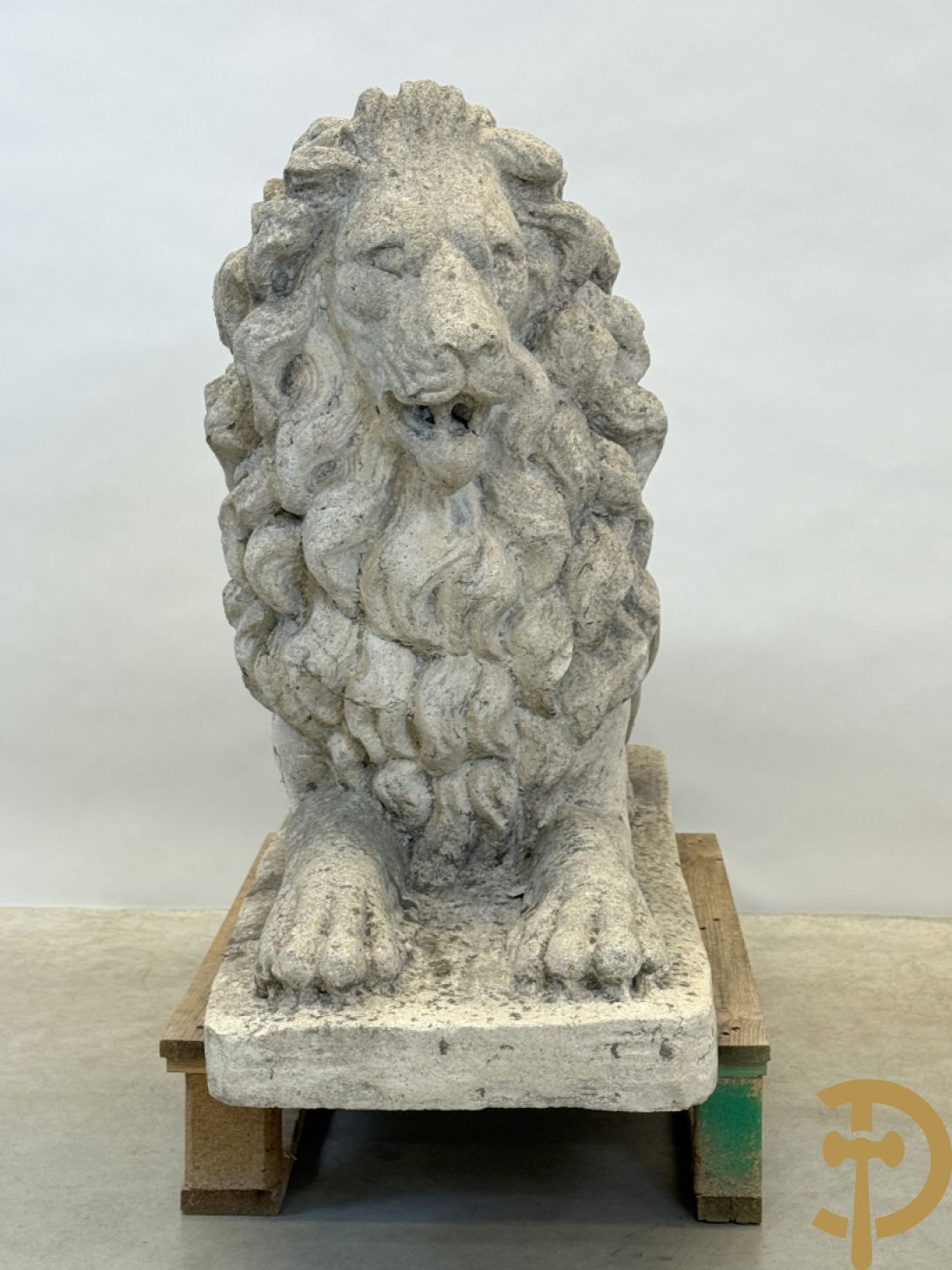 Paar betonnen tuinbeelden van leeuwen