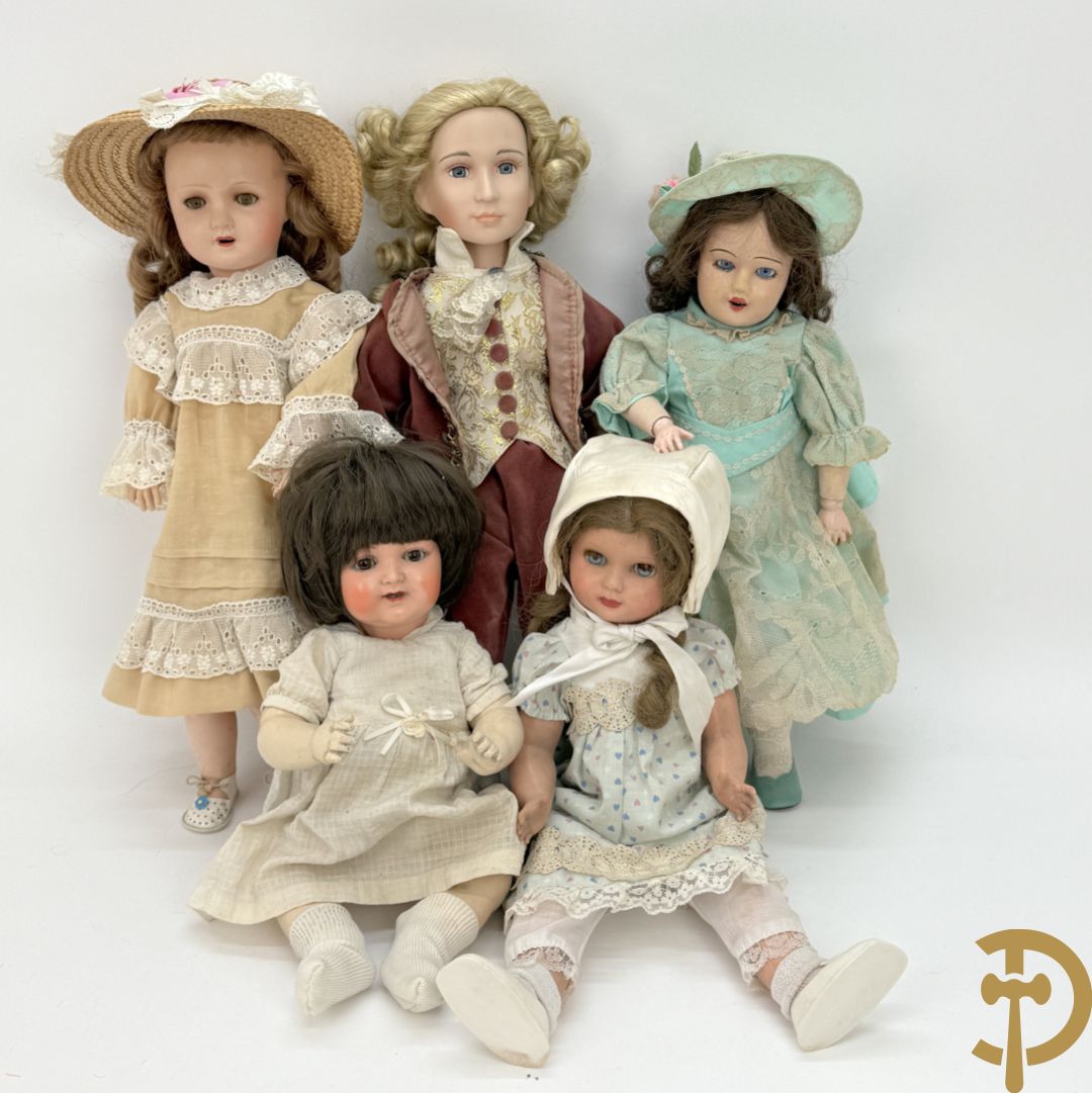 Oude pop met papier maché ledematen, gemerkt K R36/.728 + oude pop met papier maché ledematen en kantelbare oogjes + oude pop in papier maché, gemerkt Unis France 301 + oude pop in papier maché, onleesbaar gemerkt + hedendaagse pop met porseleinen ledematen + losse kleertjes