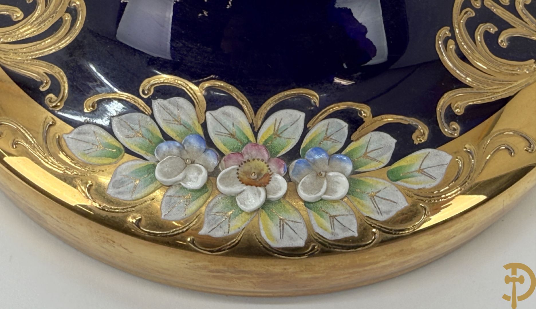 Grote Italiaanse blauwe glazen vaas met vergulde motieven en bloemen