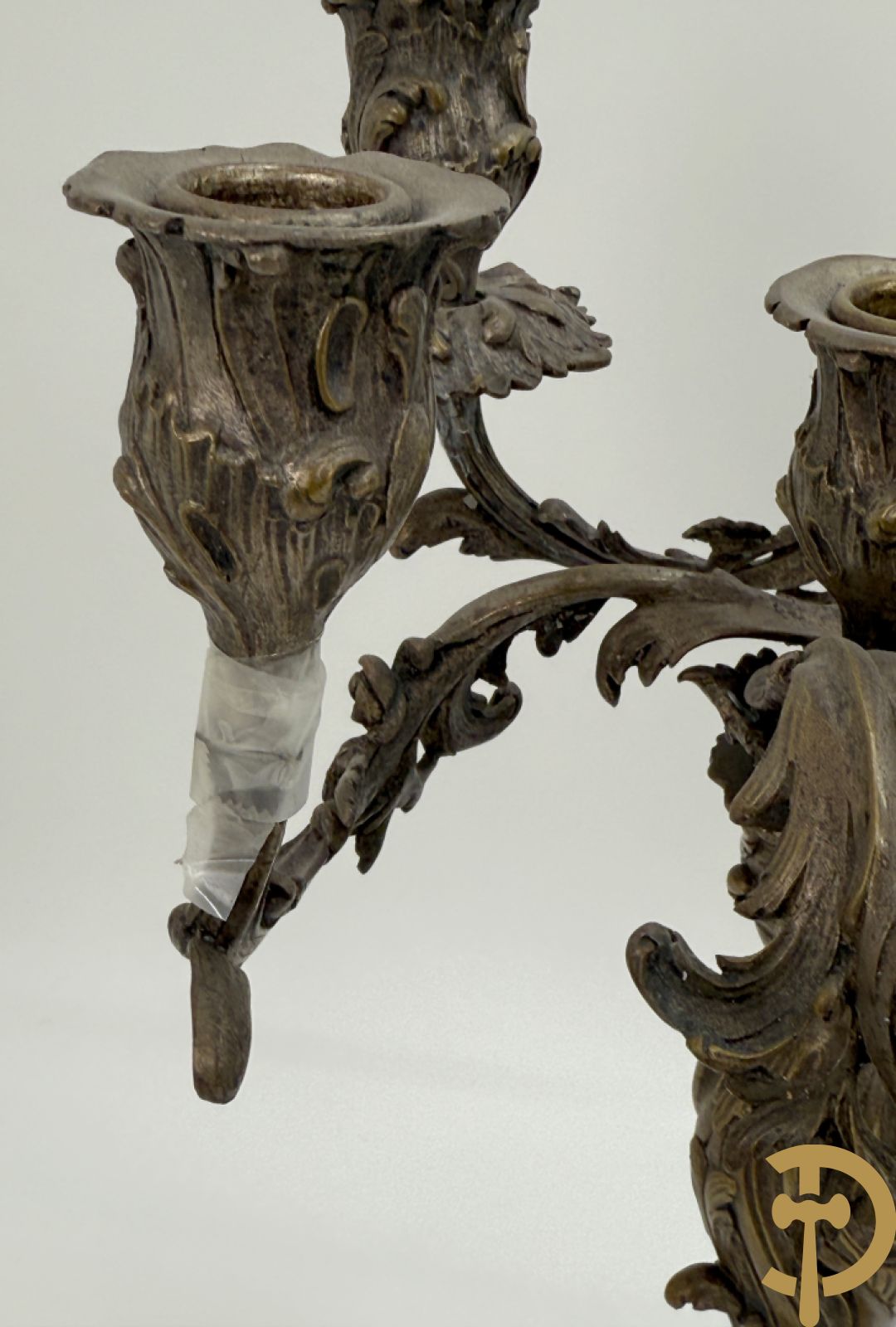 Paar bronzen getorste vijfarmige Louis XV kandelaars