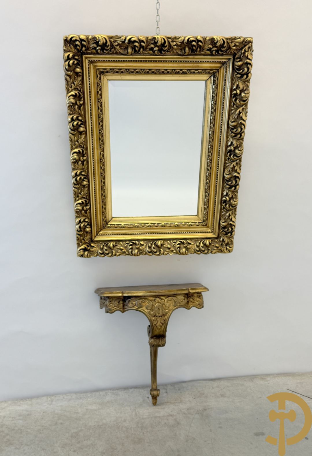 Vergulde spiegel met rocaillemotieven + console