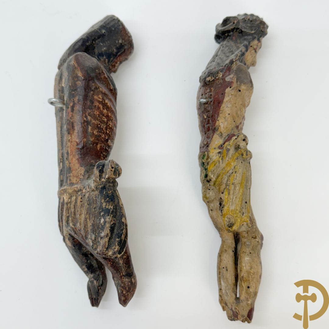 Twee Volkse houtgesculpteerde en gepolychromeerde corpussen, 18e