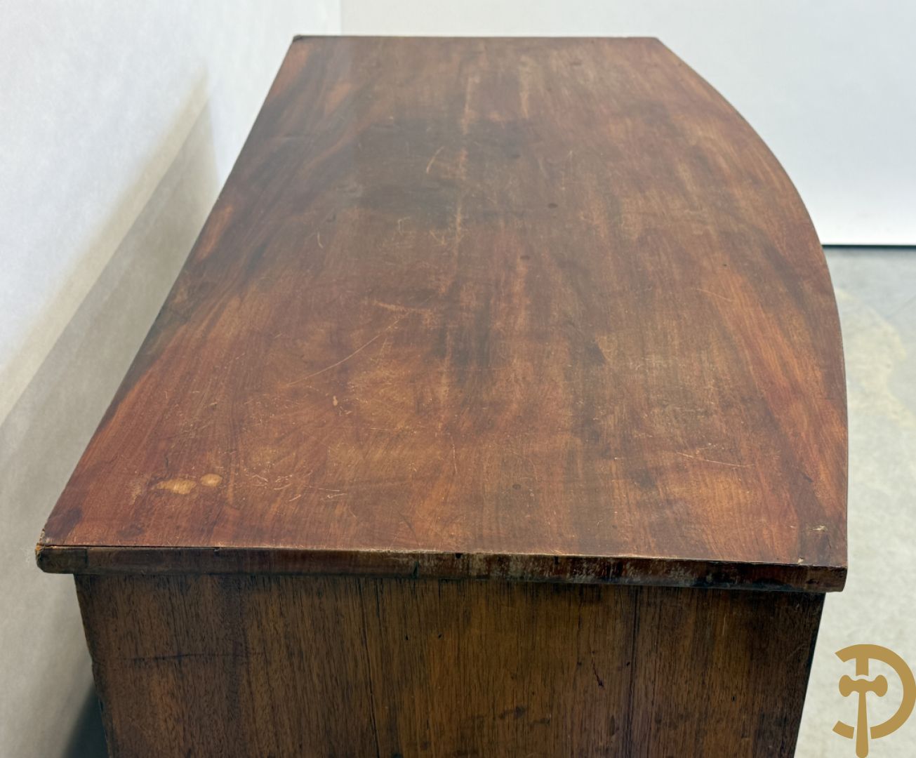 Engelse gebogen mahoniehouten vierladencommode