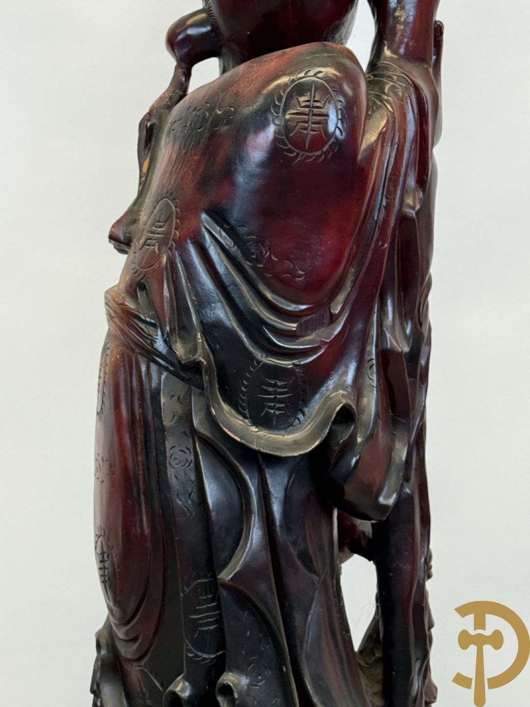 Aziatische houtsculptuur van wijsgeer met staf, vogels en kinderen