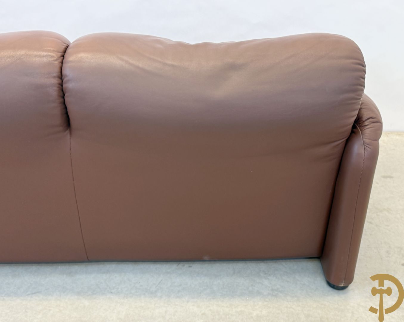 Paar bruin lederen canapé